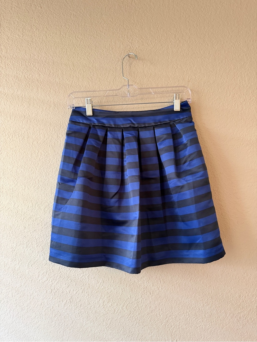 Alice + Olivia Blue and Black Striped Pleated Skirt Size 4/6